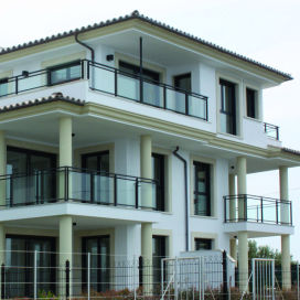 Talleres Con-Bi casa blanca con balcones