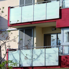 Talleres Con-Bi edificios de balcones rojos 
